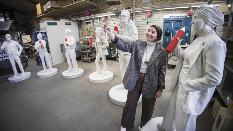 Een inwoner met haar eigen standbeeld