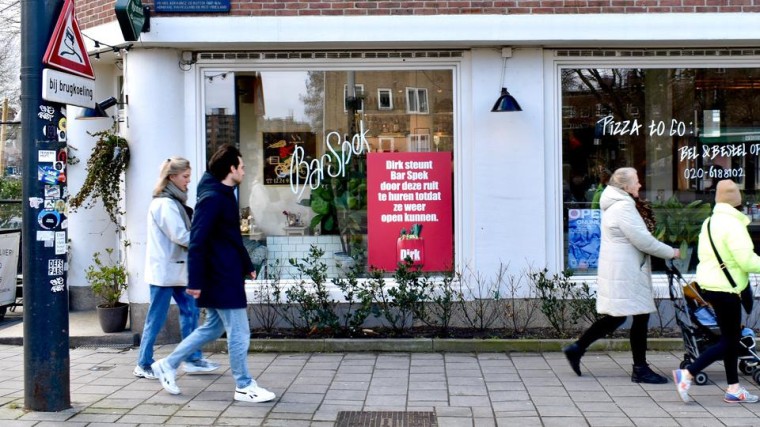 Dirk steunt bar Spek in Amsterdam en maakt en passant reclame voor zichzelf