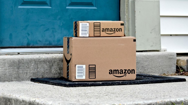 Pakketjes van Amazon voor de voordeur