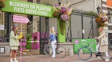 Bloemenbureau opent 'fiets drive-thru' voor bloemen en planten