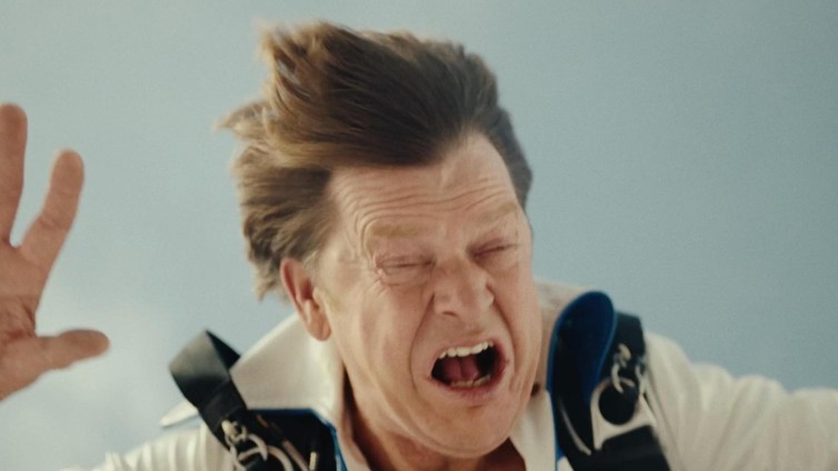 Beau als 'stuntman' de pineut in derde Social Deal-commercial