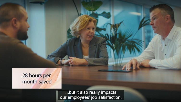 Ambtenaren Breda, met in het midden gemeentesecretaris Lieke Hendrix, in de video van Microsoft.
