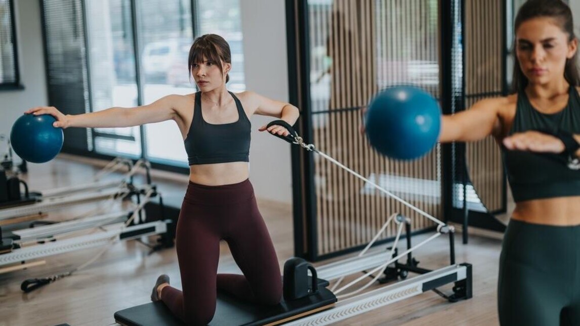 vrouwen doen aan pilates