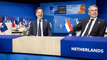 Uitgelaten Mark Rutte schalt bij inspectie Navo-top door de zaal: 'Jazeker, de Hypotheker'