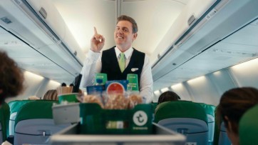 Hoofdrol voor purser Thijs in nieuwe campagne Transavia: 'Niet normaal gewoon'