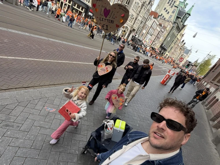 'Mijn gezin afgelopen Koningsdag toen we liefdesbriefjes gingen verkopen. Unaniem belachelijk groot succes, trouwens'