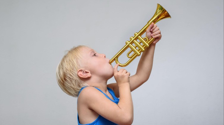 Jongen speelt trompet