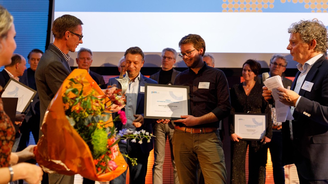 Van Ossels uitgever neemt de prijs in ontvangst