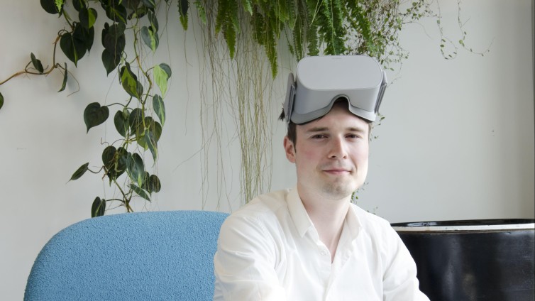 Freek Teunen met een VR-bril