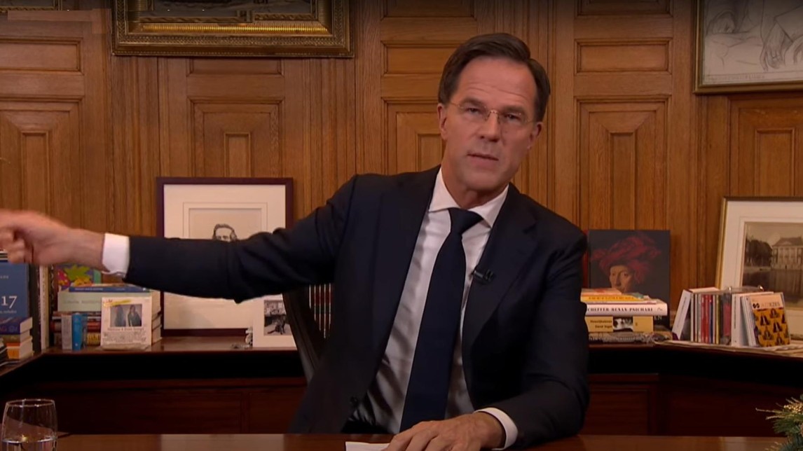 Mark Rutte op het moment dat hij naar de demonstranten buiten het Torentje verwijst