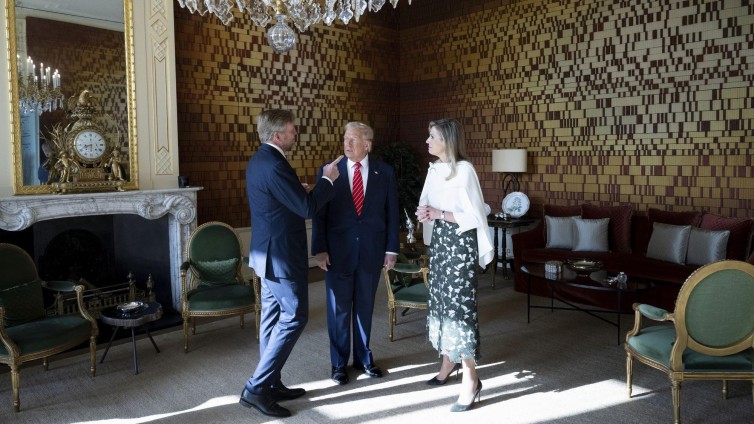 Donald Trump in gesprek met koninklijk paar 