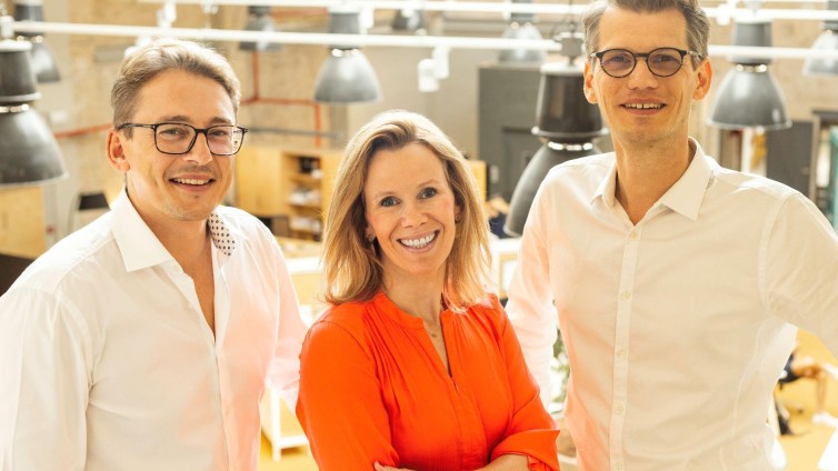 Tyto-ceo Brendon Craigie (l) met Chantal Schepers en Erik van de Nadort