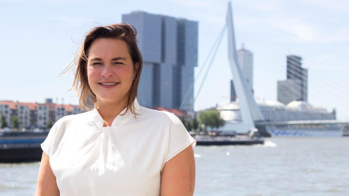 Annemieke Kleij vlakbij het Nederlandse kantoor van Joybuy
