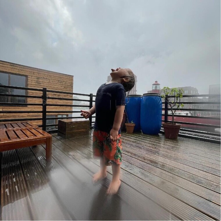 Toon neemt een douche
