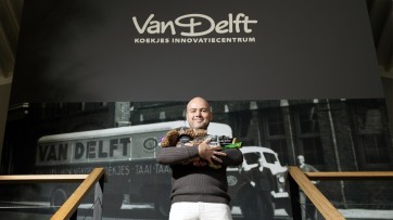 Bij Van Delft Biscuits rollen ieder jaar 5,5 miljard kruidnoten de oven uit