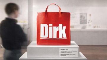 Stedelijk Museum Amsterdam neemt rode Dirk-tas op in collectie