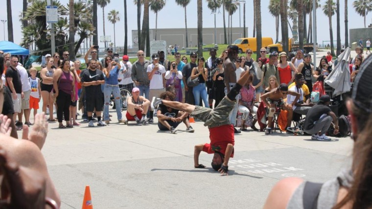 Breakdancer langs het strand tussen Santa Monica en Venice Beach