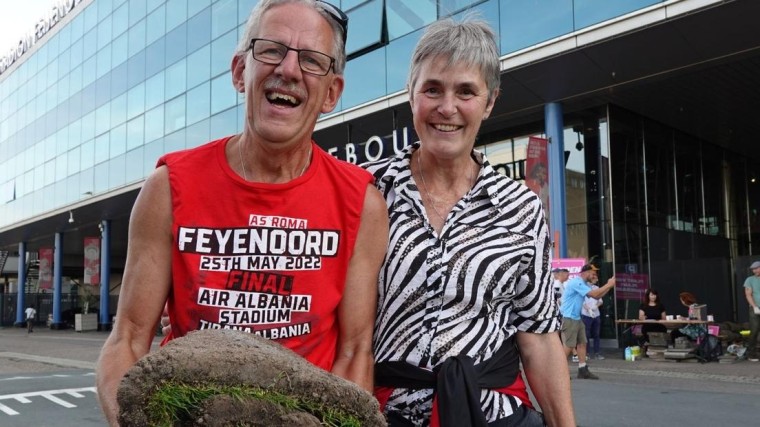 Een fan die een dik uur in de auto had gezeten richting de Kuip zei: ‘De enige reden dat ik me hiervoor heb aangemeld, is dat ik ‘Feyenoord Kuip gras’ zag staan'