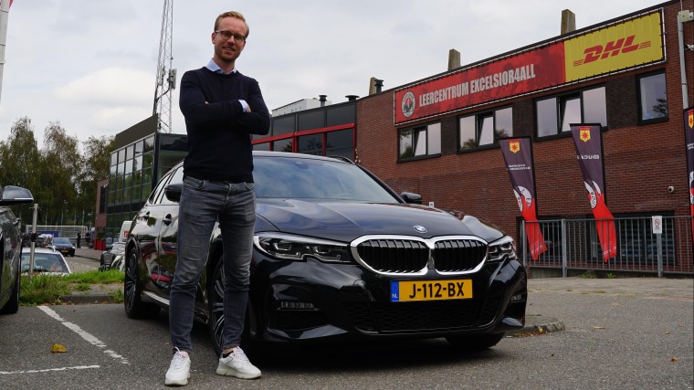 Daan Bovenberg met een BMW voor het stadion van Excelsior