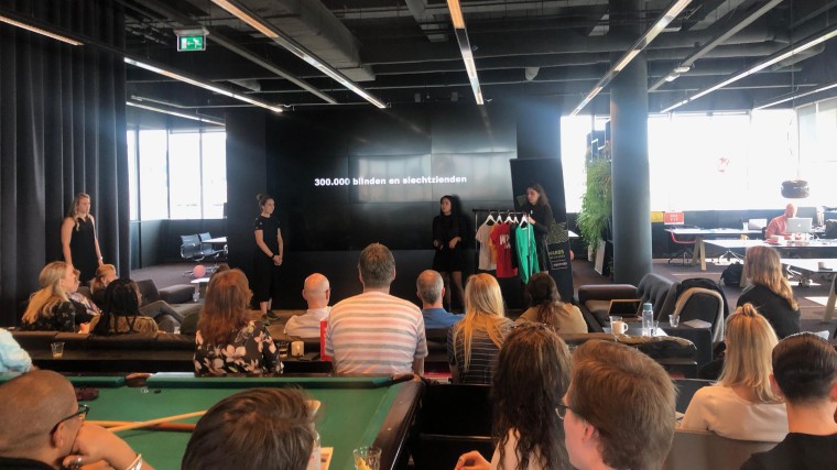 Studenten presenteren pitchen hun concept Kiku 