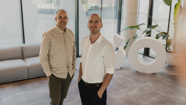 Michiel de Nijs (iO, links) en Stefan van den Boom (Enexis).