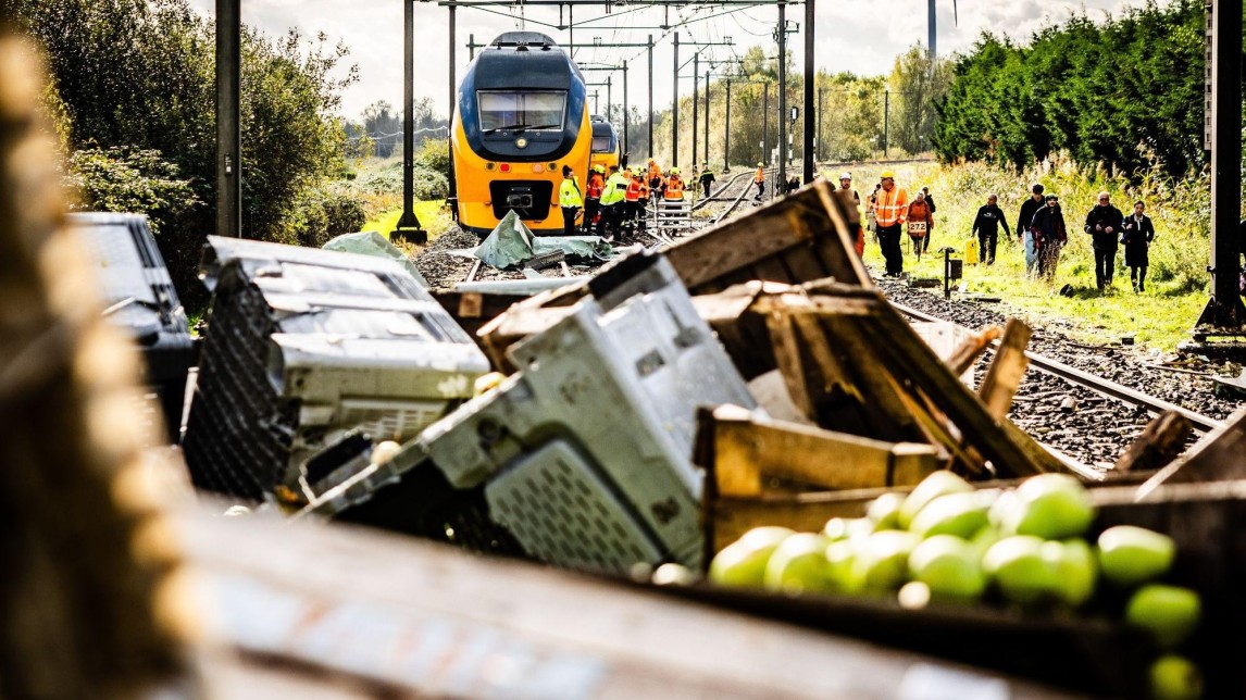 De trein en ravage na het ongeval in Meteren