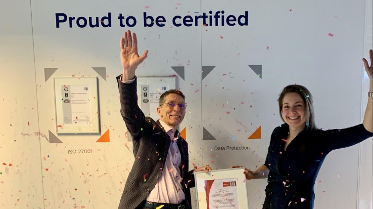 Frans Veraart, Strategic Marketing Specialist Benelux bij Bureau Veritas overhandigt het certificaat aan Maike Boumen, Data Protection…