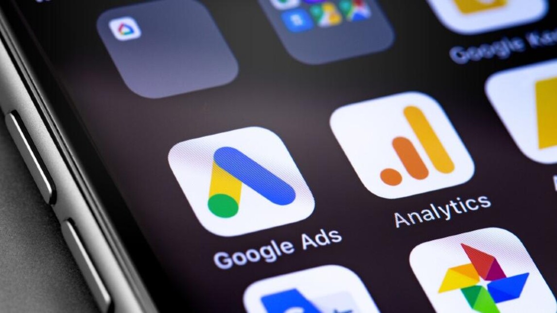 google ads logo op smartphone