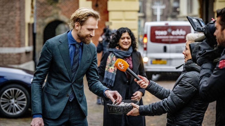 Minister Dennis Wiersma met achter zich zijn woordvoerder Lilian Jansen