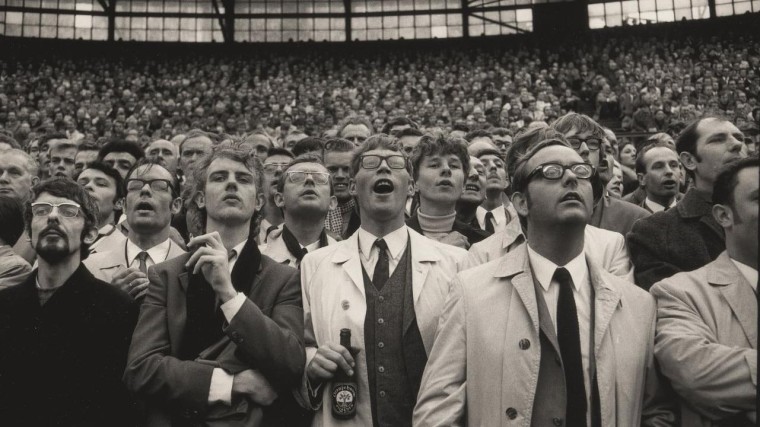 © Vincent Menzel - Toeschouwers tijdens de voetbalwedstrijd Feyenoord-Ajax in de Kuip, Rotterdam, 2 november 1969