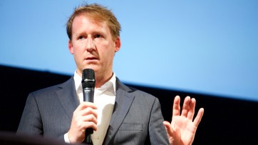 Kees Verhoeven (D66): ‘We hebben toch geen publieke omroep om gehoortoestellen te verkopen?’