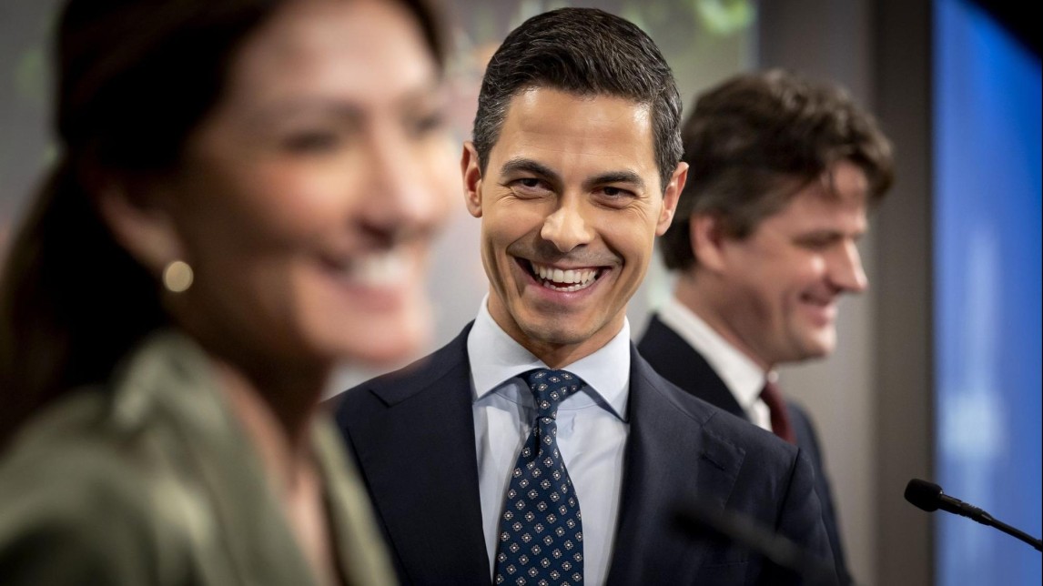 Rob Jetten (D66, midden), Dilan Yesilgoz (VVD) Henri Bontenbal tijdens de presentatie van hun coalitieakkoord, Koen van Weel, ANP