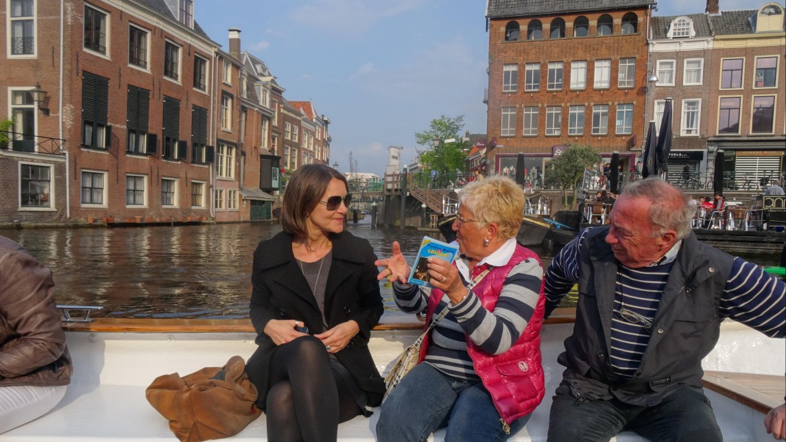 Corinne Genestay op een toeristenboot in Leiden met twee willekeurige Italiaanse toeristen