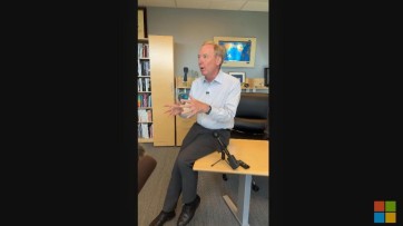 Microsoft-president houdt crisispersconferentie na bestorming van zijn kantoor