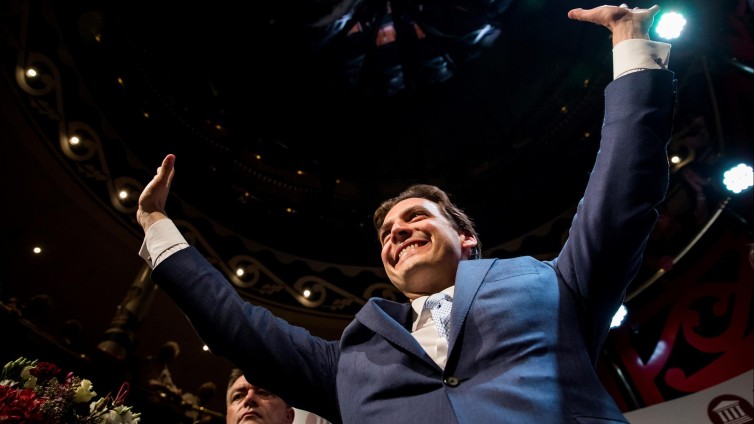 Thierry Baudet (FvD) viert de winst tijdens de uitslagenavond van de Provinciale Statenverkiezingen