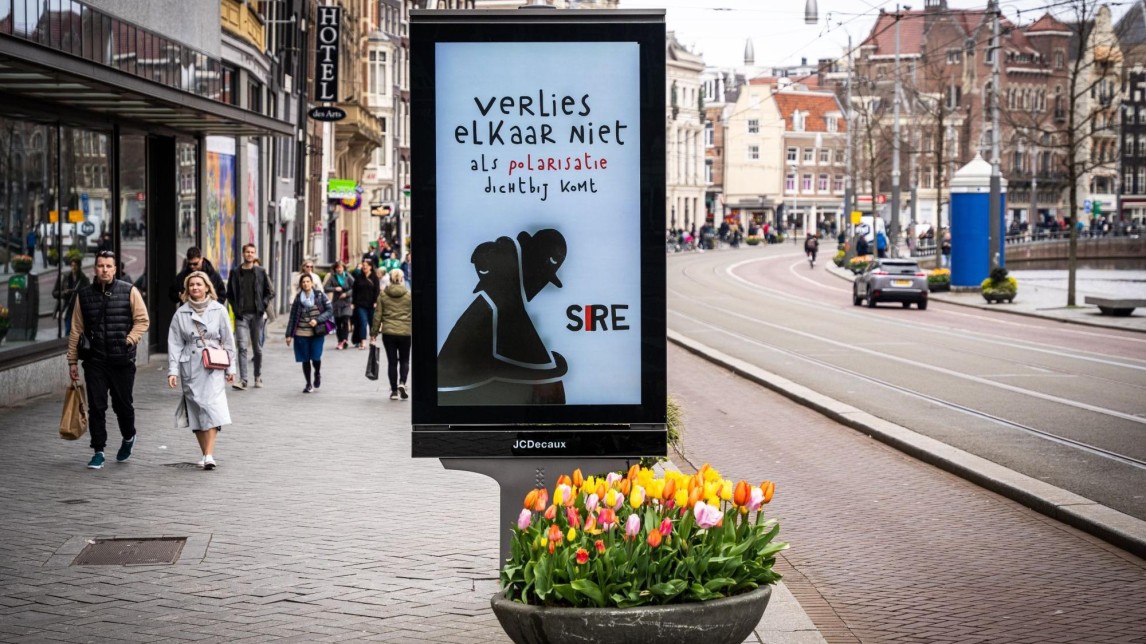 Een advertentie op straat van Sire over polarisatie