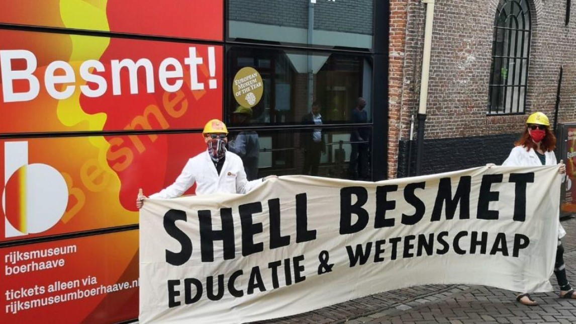 Actievoerders protesteren in 2021  tegen rol van sponsor Shell bij Rijksmuseum Boerhaave