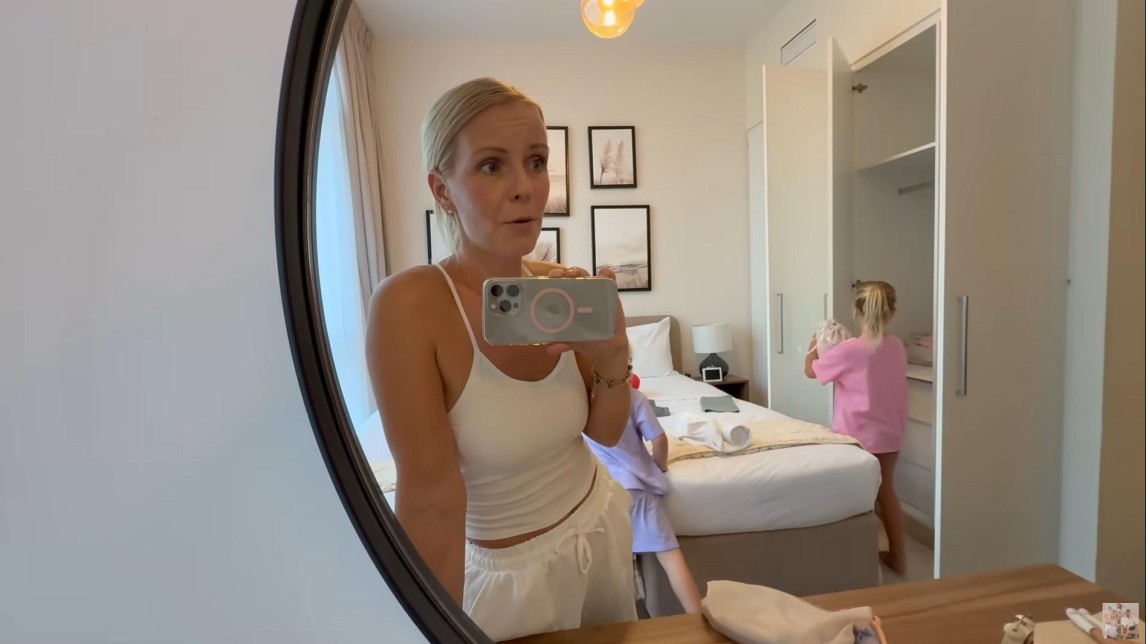 Vlogmoeder Farah Bellinga met haar kinderen in een buitenlands hotel