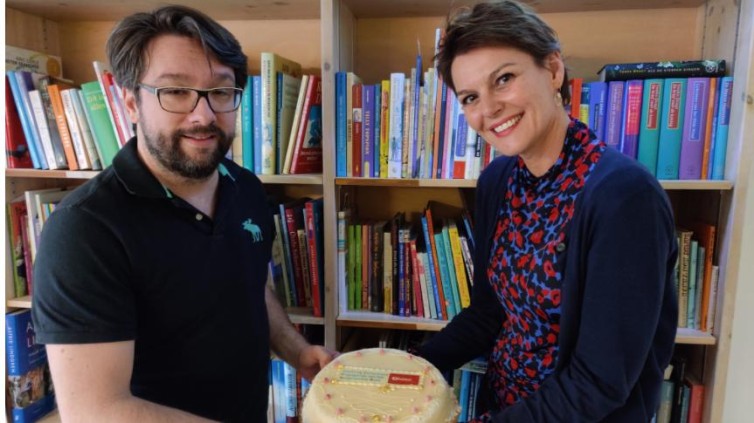 Sander Verheijen (l), hoofdredacteur Hebban.nl, en Eveline Aendekerk, directeur stichting CPNB, bij het bekend maken van de samenwerking,…