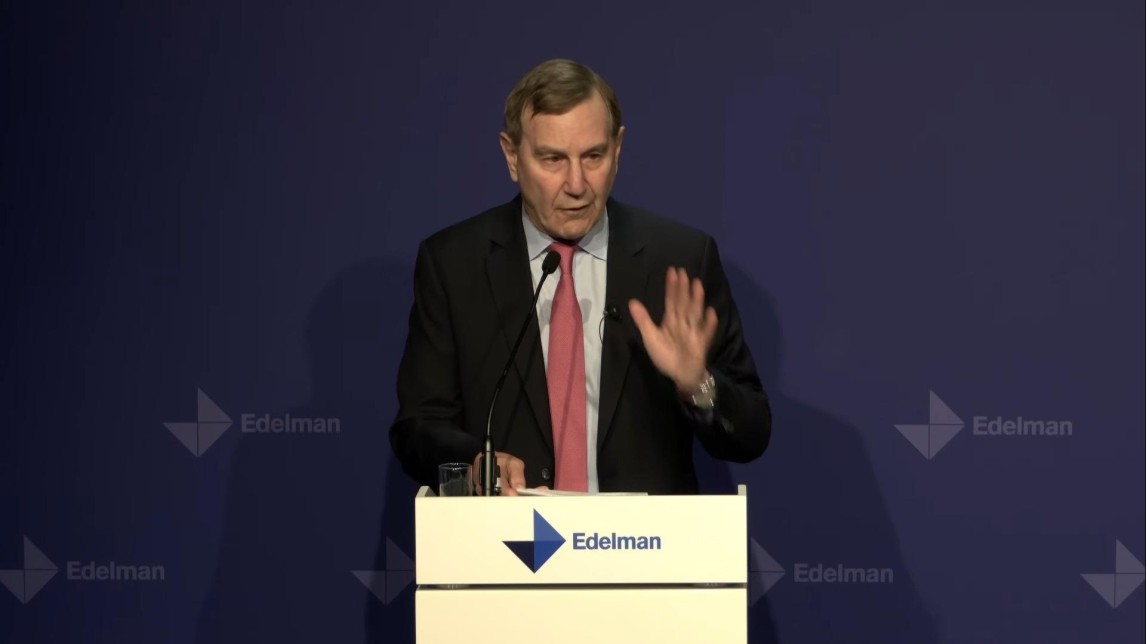 Richard Edelman tijdens de presentatie van de Trust Barometer 2026 in Davos