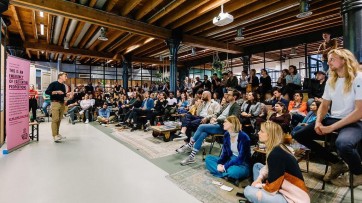 Bureaus in brief: einde aan fossiele reclame in Amsterdam