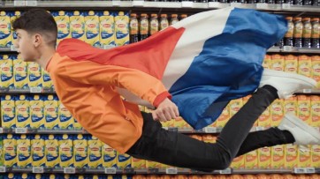 Van Persies zoon herhaalt vaders 'duikvlucht' in Lipton EK-campagne