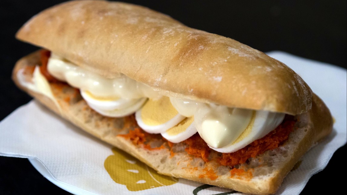 Broodje filet met ei en mayo (bij gebrek aan rechtenvrij beeld van een Broodje Martino)