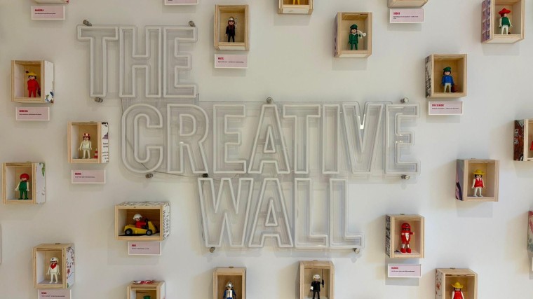 OK's creative wall met alle collega’s als Playmobil-poppetjes