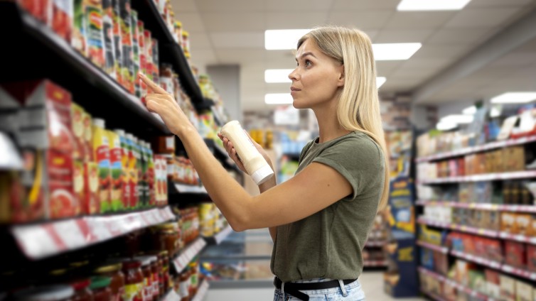 supermarkt vrouw boodschappen retail media