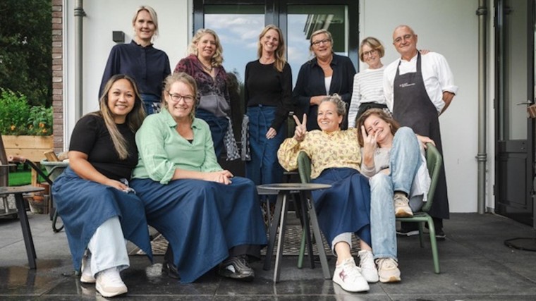 De vrouwen van X met Karen de Loos 3e staand van rechts, foto Christa Romp