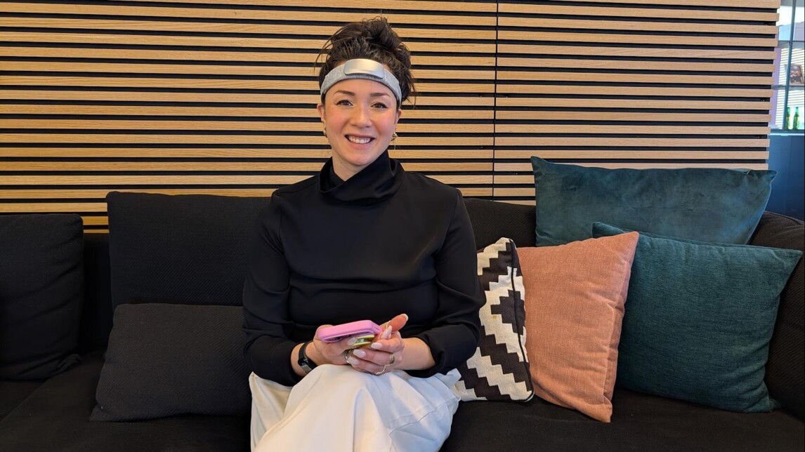 Nadia Kumentas is CMO van Muse en laat de hoofdband in de praktijk zien