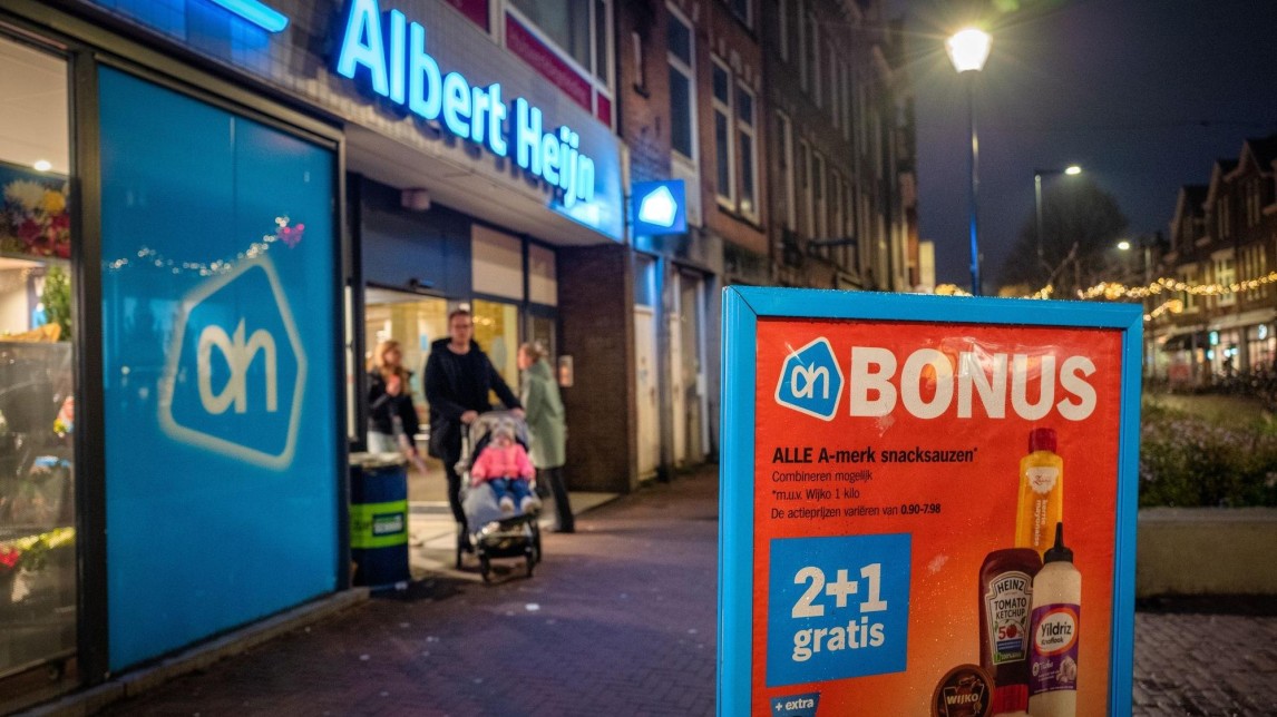 Albert Heijn-filiaal met reclamebord voor Bonus-aanbiedingen