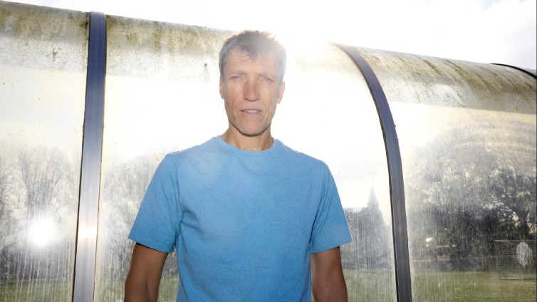 Nils Adriaans gaat de markt op met 'Tussen de Linies'