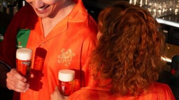 Van Oranjekroeg tot Pilsjama: merken mikken op zwoele WK-zomer